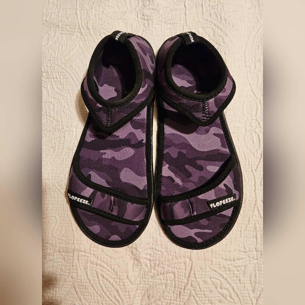 Flopeeze Funwear Gray & Black Camo print reef sandals size 9